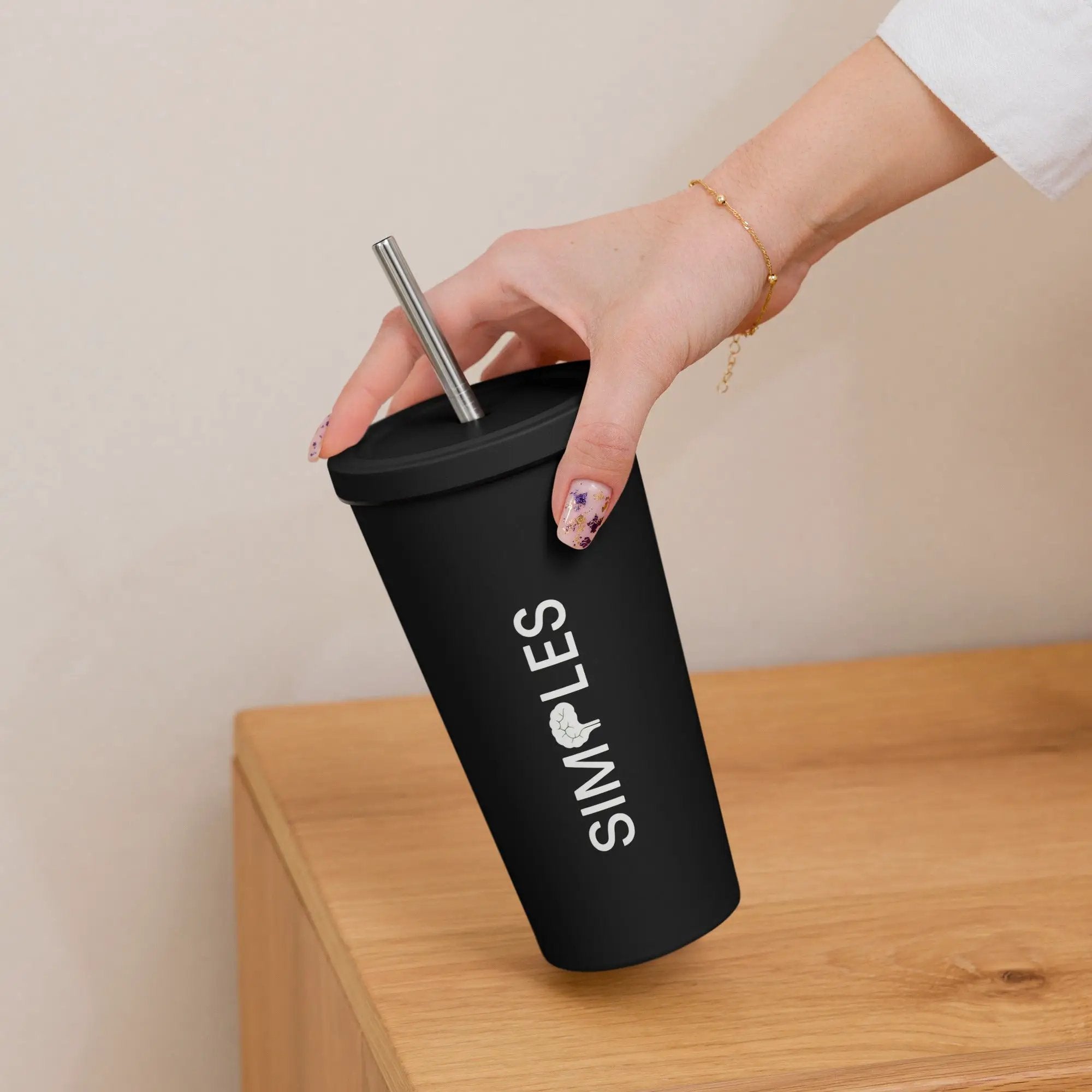 Insulated tumbler with straw by Simples Market, black body with stainless steel straw.