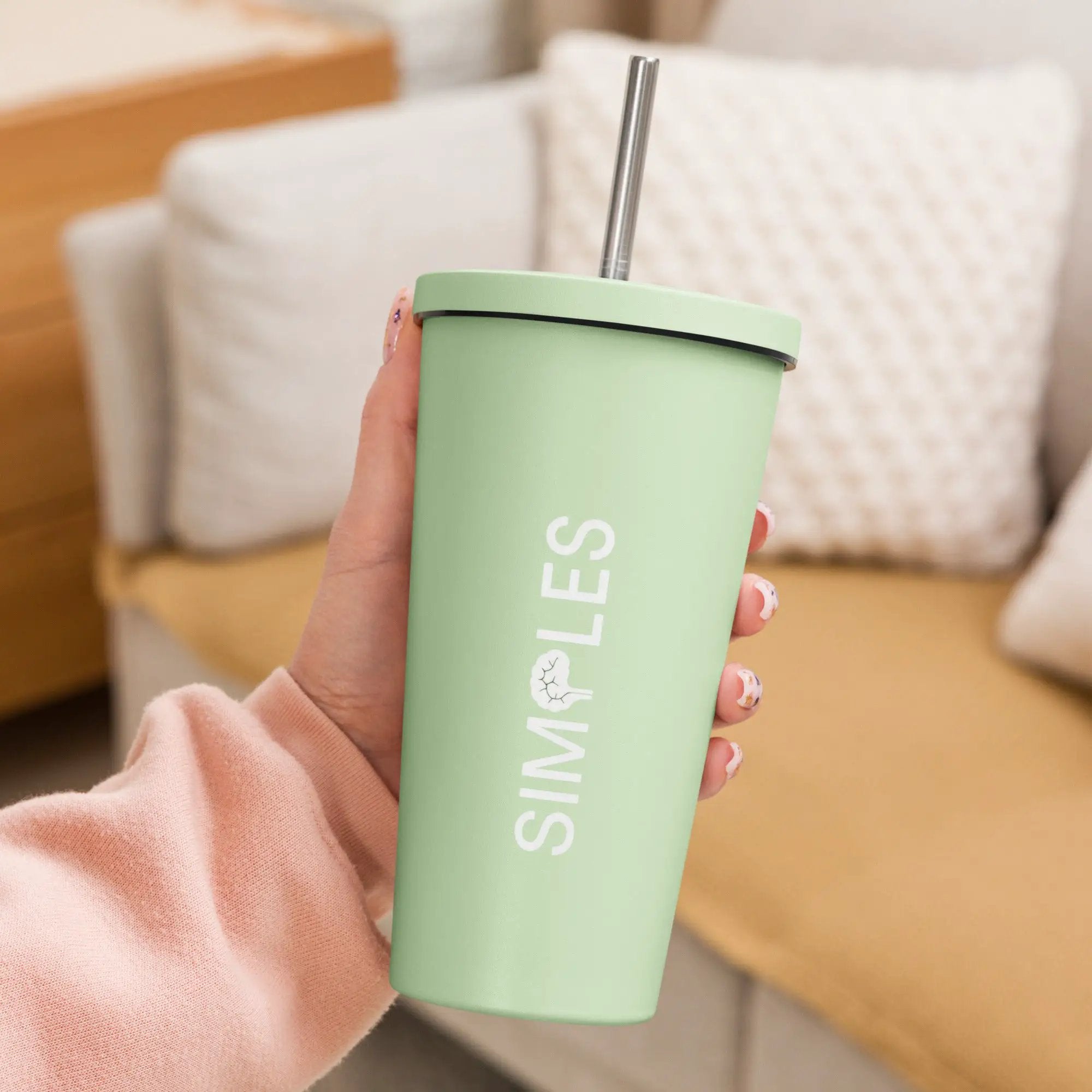 Insulated tumbler with stainless steel straw in mint green by Simples Market.
