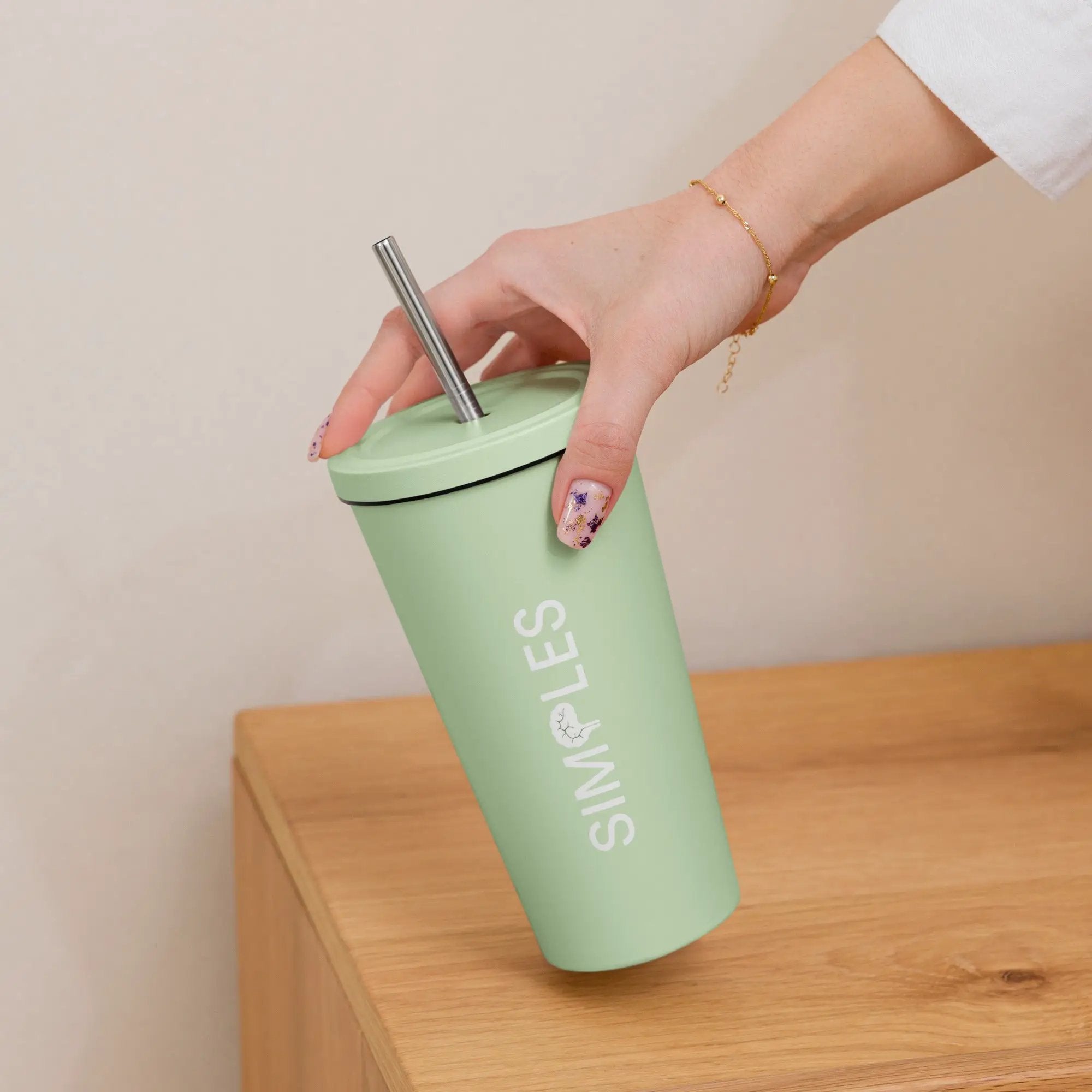 Insulated tumbler with straw in mint green by Simples Market