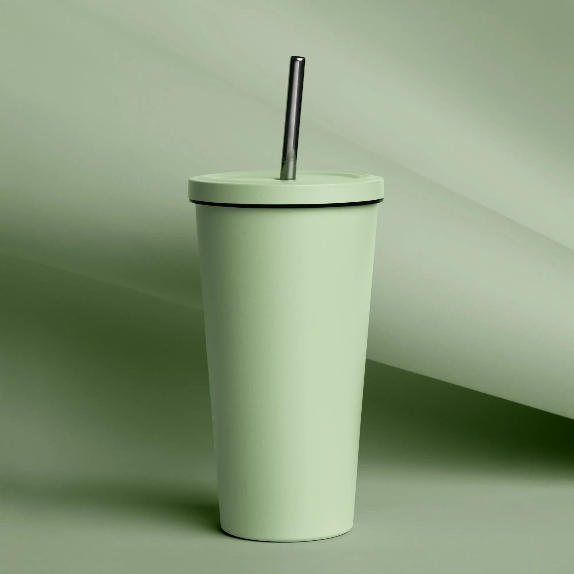 Insulated tumbler with straw in mint green by Simples Market.
