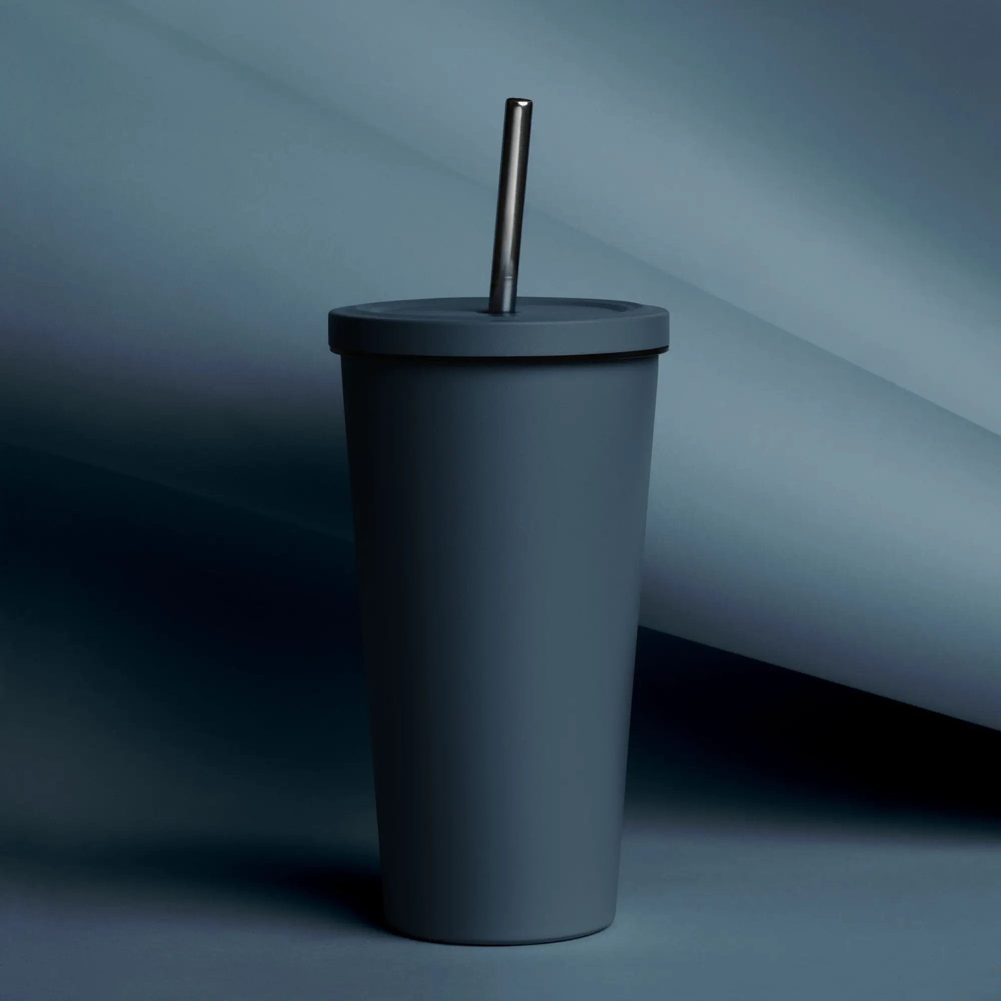 Insulated tumbler with straw in dark blue-gray finish by Simples Market