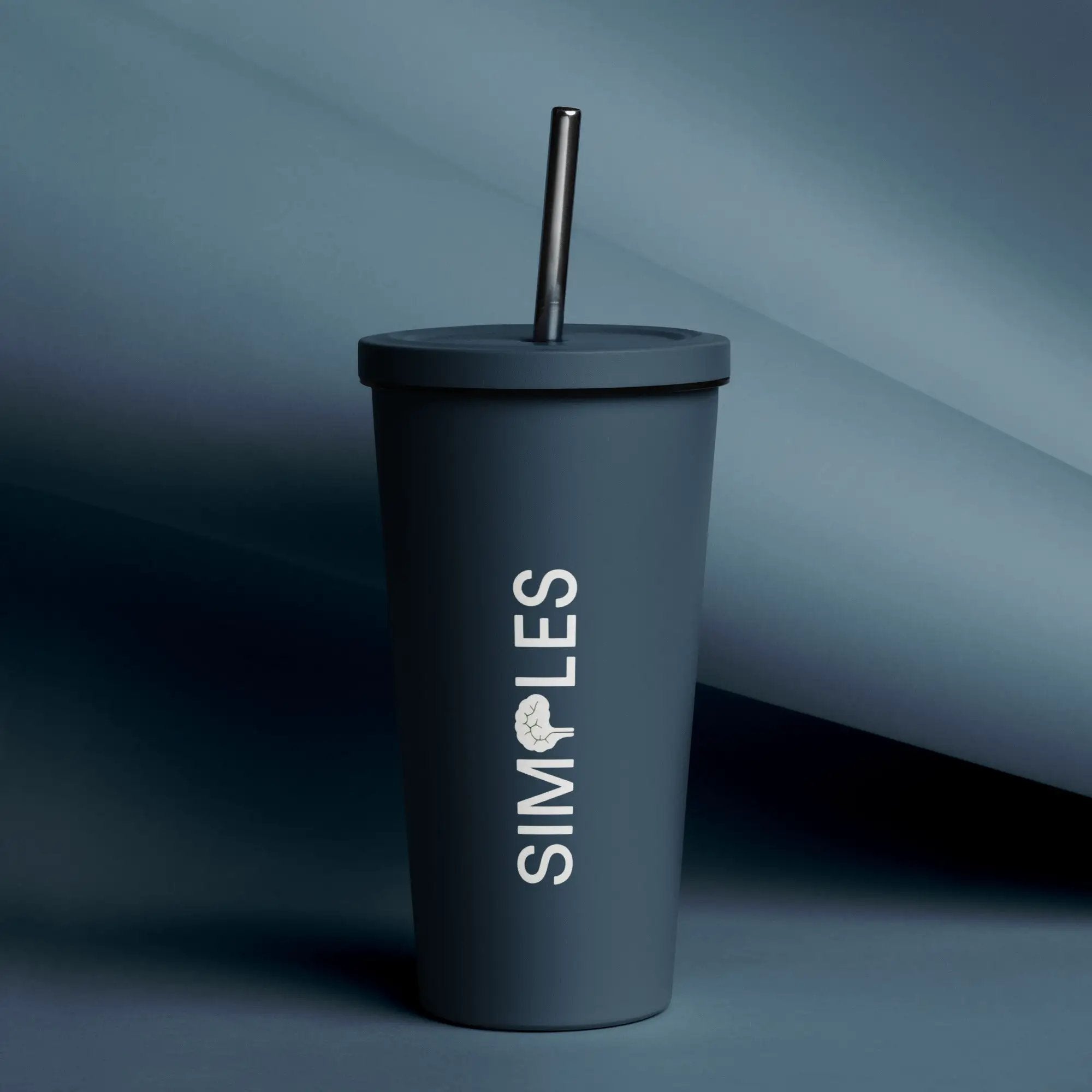 Insulated tumbler with straw in dark blue, branded Simples Market.