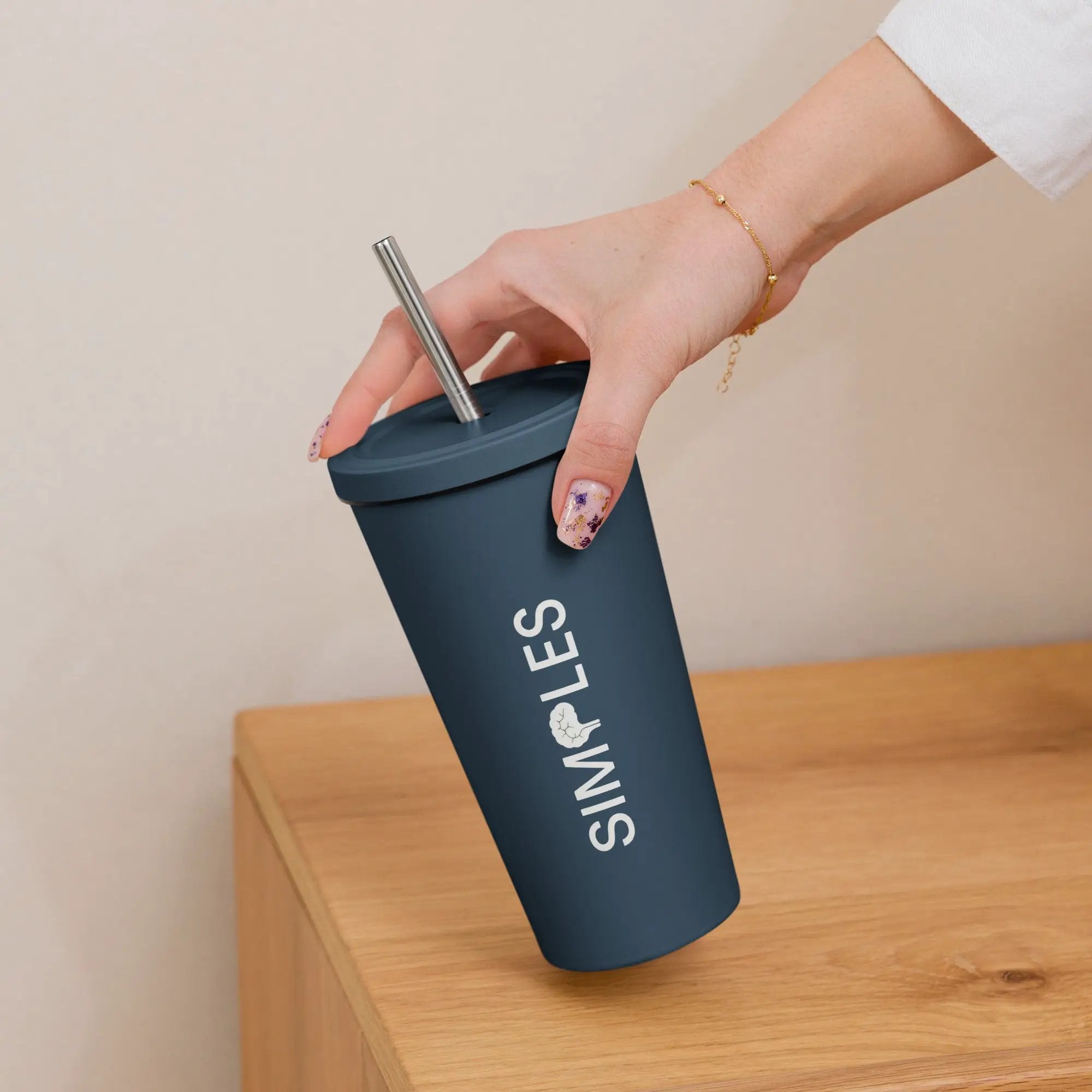 Insulated tumbler with straw by Simples Market, dark blue body and stainless steel straw.