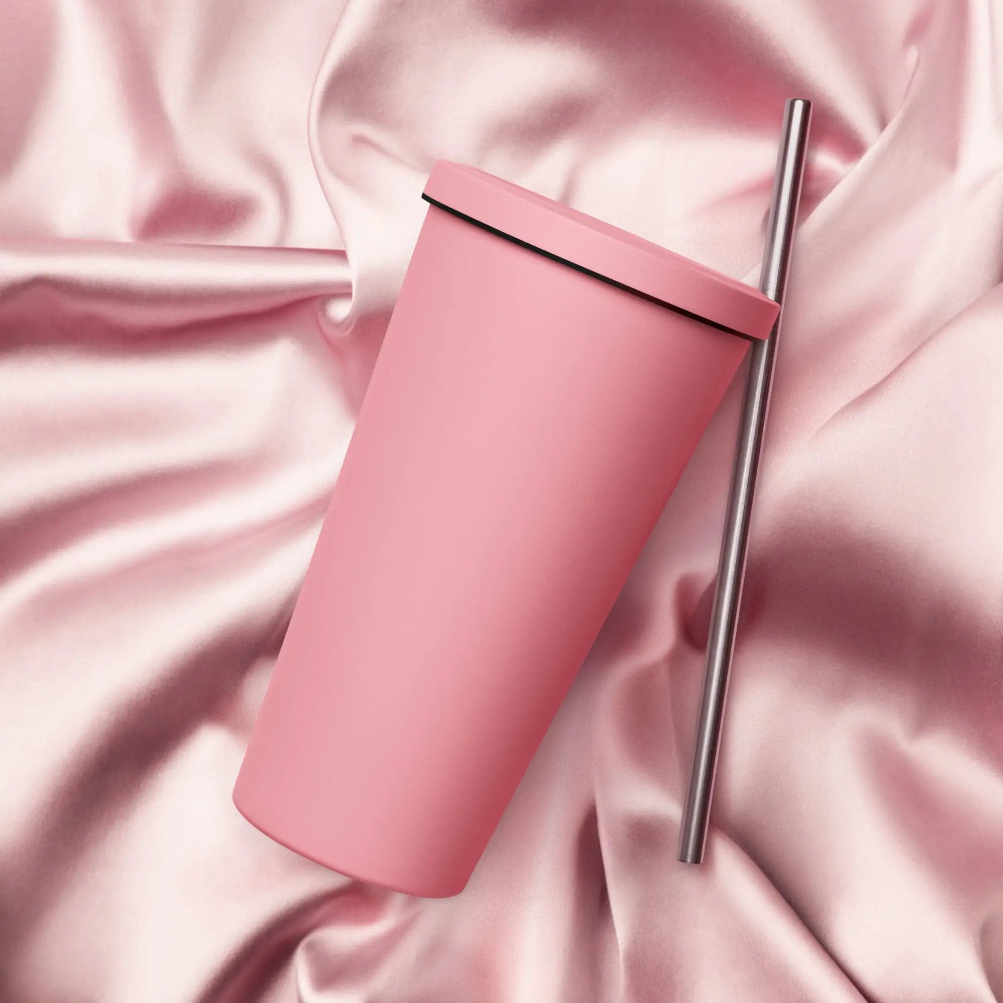 Insulated pink tumbler with silver straw by Simples Market