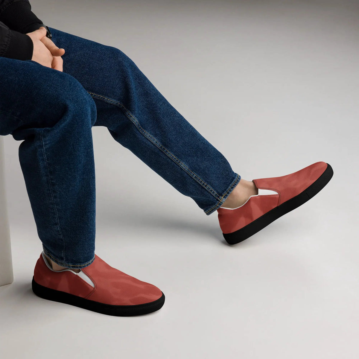Men's slip-on canvas shoes by Simples Market, red with black sole; two shoes shown.