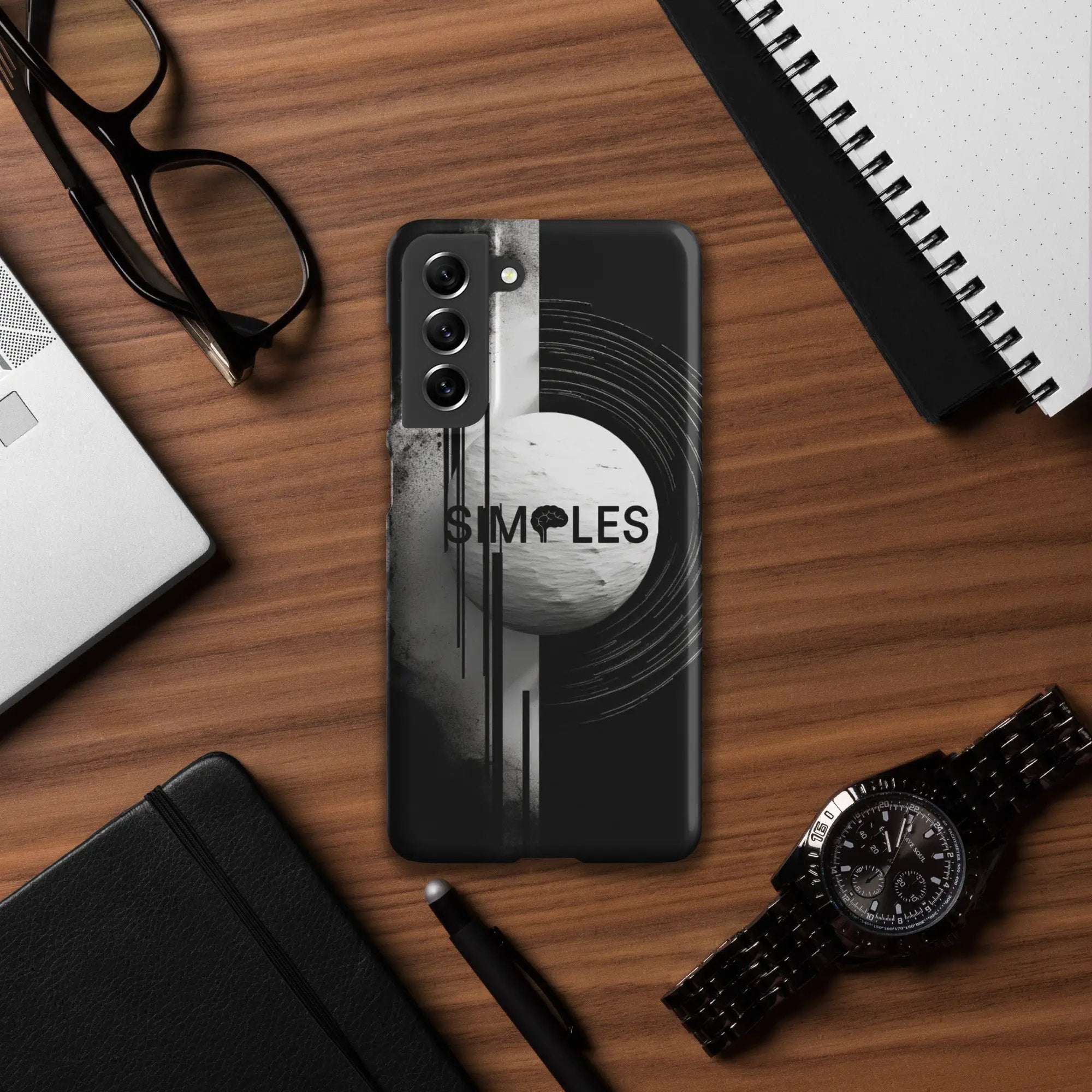 Snap case for Samsung smartphone by Simples Market; black case with grayscale circular graphic.