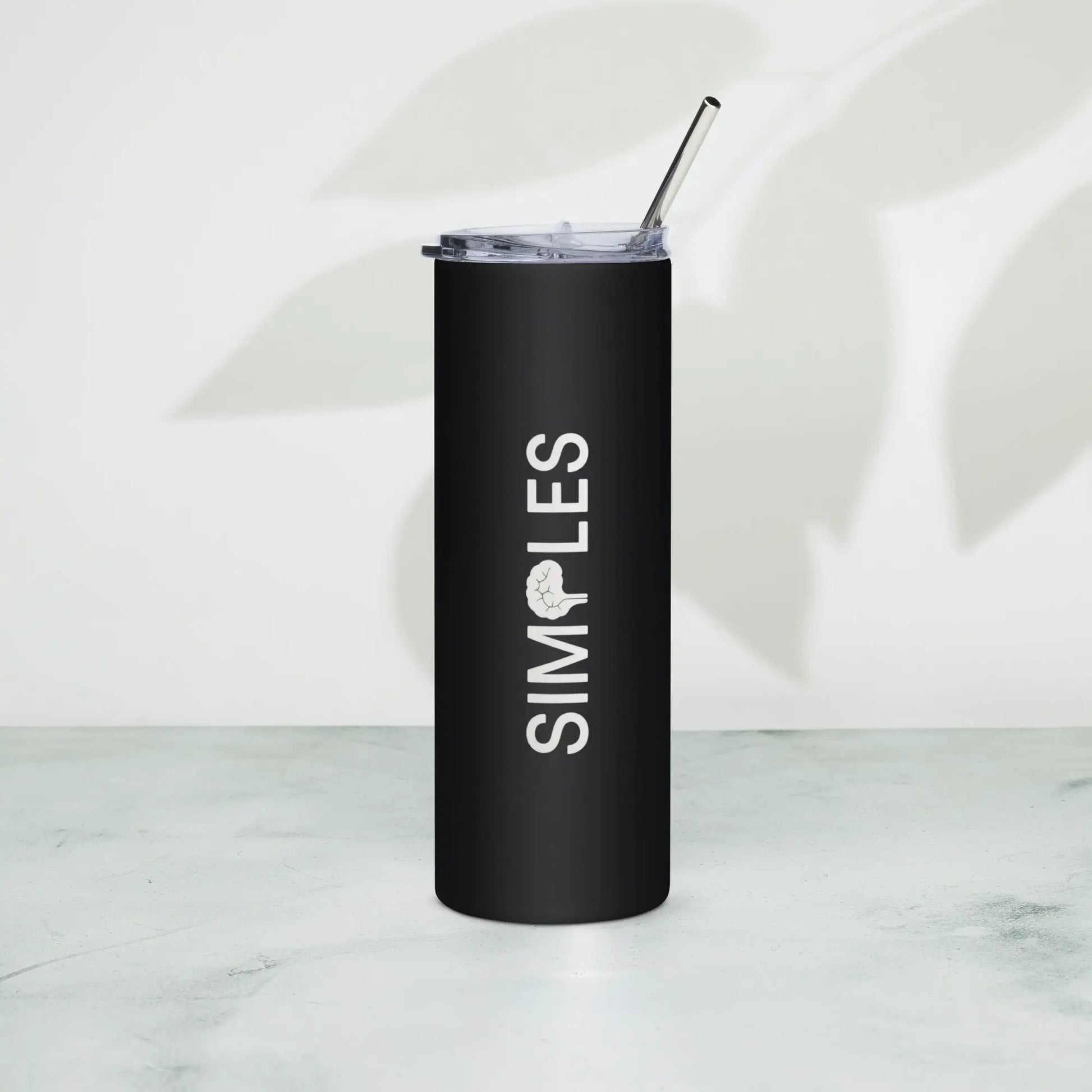Stainless steel tumbler by Simples Market with black matte finish, transparent lid, and metal straw.