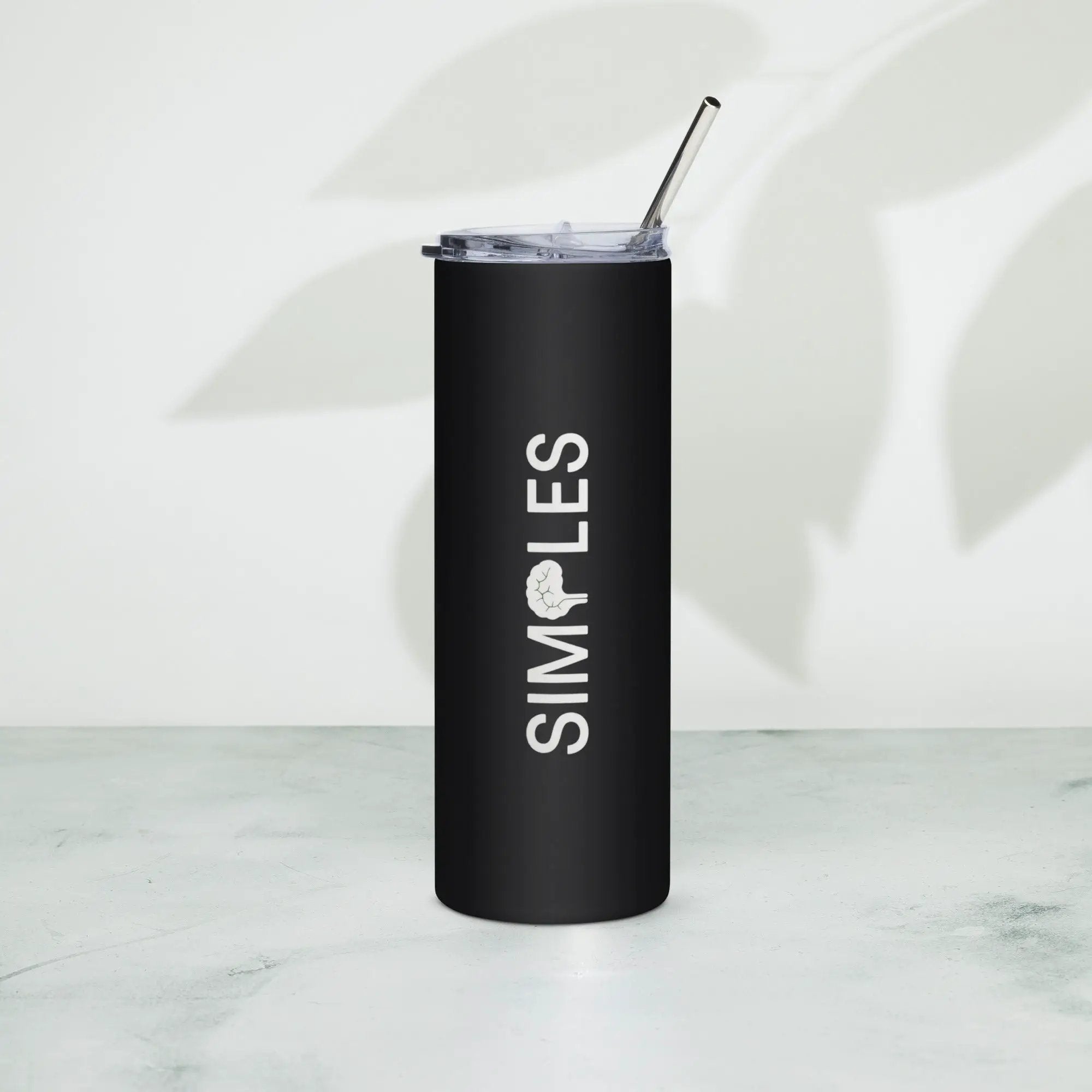 Stainless steel tumbler by Simples Market with black matte finish, transparent lid, and metal straw.